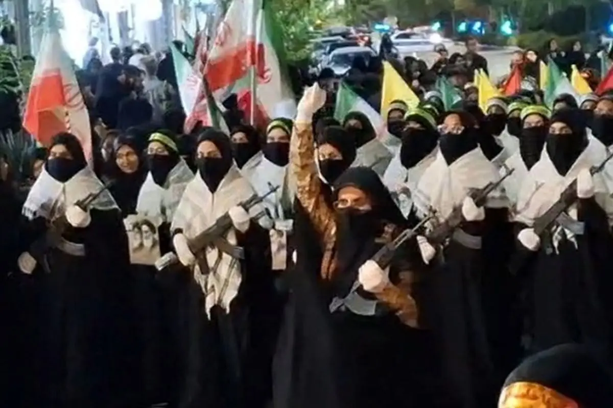 حضور زنان اسلحه به دست در تجمعات خیابانی امشب