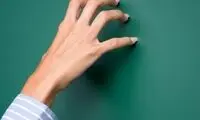 چرا کشیده‌ شدن ناخن روی تخته گوش‌خراش است؟