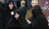 عکس:هاشمی و همسرش در جمع زنان کارگر