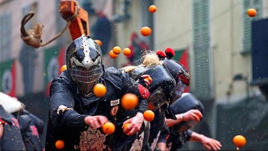 «جنگ پرتقال» در ایتالیا با ۵۰۰ تُن میوه گندیده