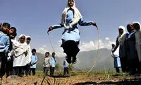دختران کشورهای مختلف چگونه به مدرسه می‌روند؟