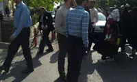تجمع محدود احمدی نژادی‌ها مقابل دادگاه مشایی