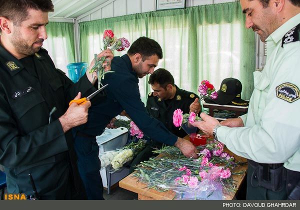 تصاویر: آغاز طرح امنیت‌ اخلاقی با اهدای‌ گل