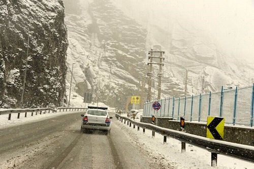 برف جاده کرج-چالوس و آزادراه تهران-شمال را بست