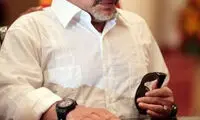 عکس: مارادونا بر سر قبر چاوز