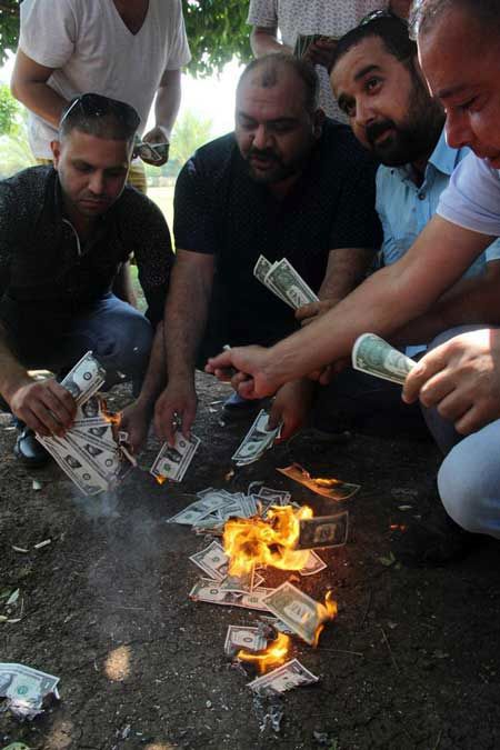 آتش زدن دلار‌های آمریکا در ترکیه