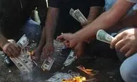آتش زدن دلار‌های آمریکا در ترکیه