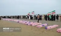 تصویری از تشکیل زنجیره انسانی در نوار ساحلی هرمزگان