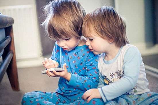 تأثیرات منفی موبایل و وای فای روی بچه ها