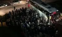 تجمع شبانه هواداران اراکی مقابل هتل استقلال