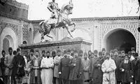 عکس ناصرالدین شاه با مجسمه‌اش