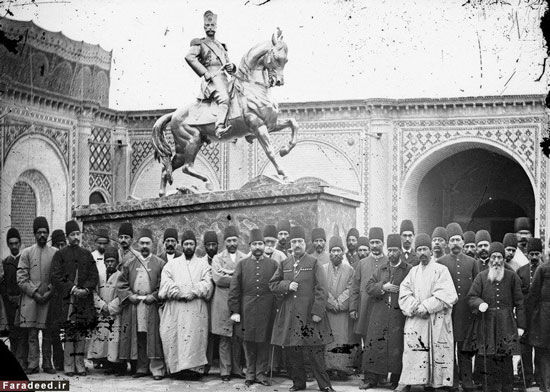 عکس ناصرالدین شاه با مجسمه‌اش