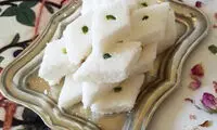 آموزش تهیه لوز نارگیلی؛ این شیرینی یخچالی