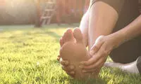 چه چیز باعث خواب رفتگی پا می شود؟