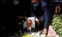 تصویری از فرزند سیامک اطلسی بر آرامگاه پدر