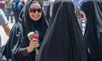 اهدای گل به بانوان خوش حجاب در خیابان ها