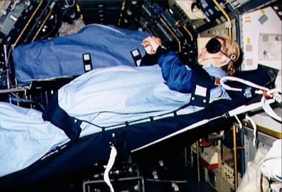 فضانوردان چگونه می خوابند؟
