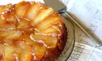 طرز تهیه کیک سیب با سُس شیر و تخم مرغ