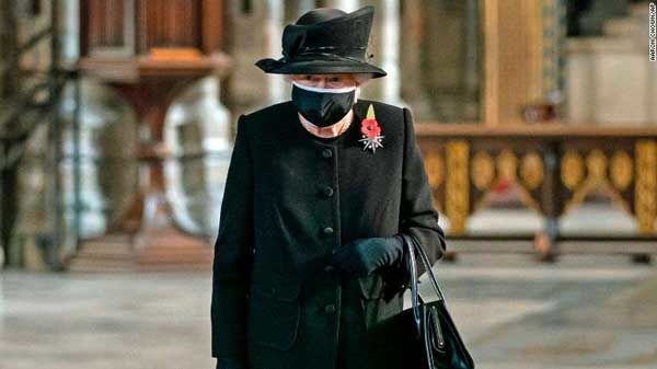 ملکه انگلیس برای اولین بار با ماسک دیده شد