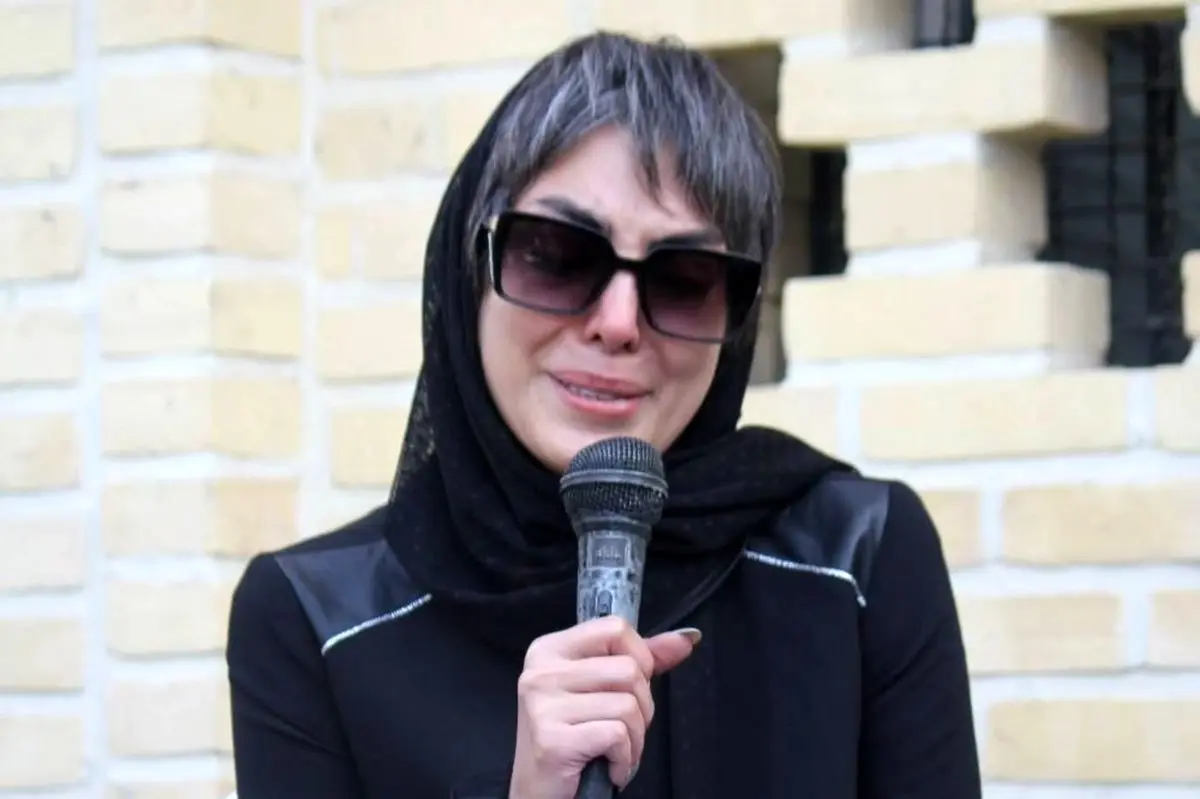 متن سوزناک و اشک‌های نیلوفر شهیدی در خاکسپاری پدرش