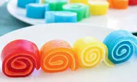 طرز تهیه ژله رولی؛ دسری جذاب و رنگی