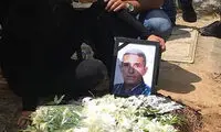 تصویری غم انگیز از محسن مسلمان بر سر مزار پدرش