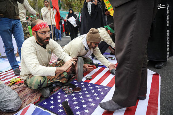 واکس زدن کفش راهپیمایان روی پرچم آمریکا