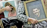 عكس: مجتبی محرمی در كنار مادرش