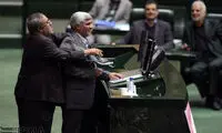 عکس: انداختن چفیه بر گردن محمد فرهادی