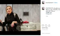 بازیگر زن سینما با کلاه گیس روی صحنه نمایش