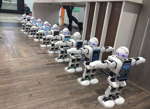 ربات ها در صف خرید آیفون 7
