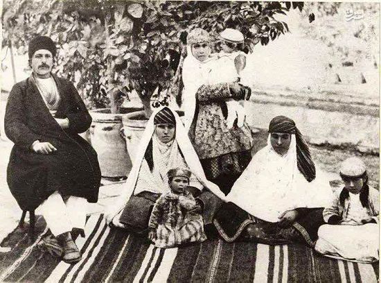 عکس قجری از یک خانِ ایرانی و دو همسرش