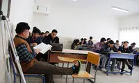 حضور معلم دلسوز با پای شکسته در مدرسه