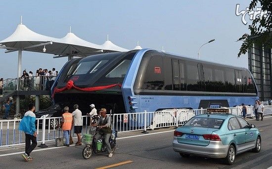 اتوبوس چینی که روی ترافیک حرکت می کند!