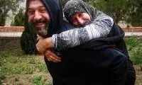 تصویرِ دردناک از مادر علی انصاریان بر سر مزار وی