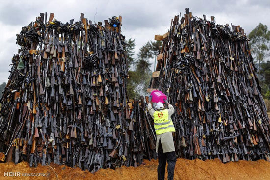 آتش زدن سلاح های غیرقانونی در کنیا