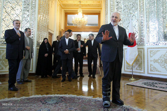 عکس: شوخی سیمانی ظریف با یک خبرنگار