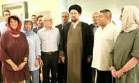 علاقه گردشگران برای عکس گرفتن با سیدحسن