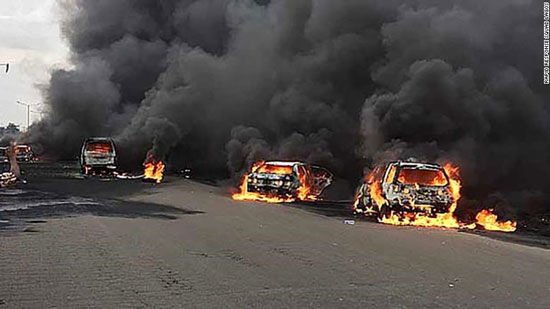 انفجار تانکر بنزین و آتش گرفتن ۵۰ خودرو