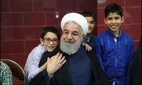 عکس یادگاری کودکانه با روحانی