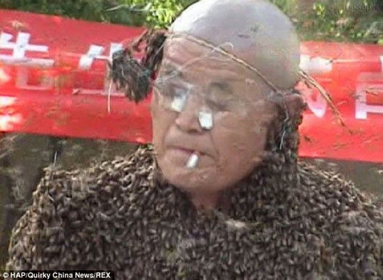 326 هزار زنبور روی تن یک چینی +عکس