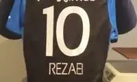 کاوه شماره ۱۰ را بر تن می‌کند