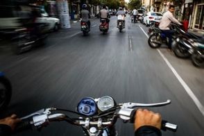 اقدام باورنکردنی یک موتورسوار در خیابان‌های تهران!