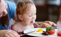 چه وقت می‌توانید به کودک‌تان غذای مکمل بدهید؟
