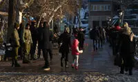 اهدای گل به بانوان توسط جوانان تبریزی