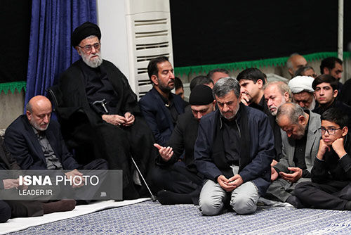 احمدی‌نژاد در مراسم شام غریبان با حضور رهبری