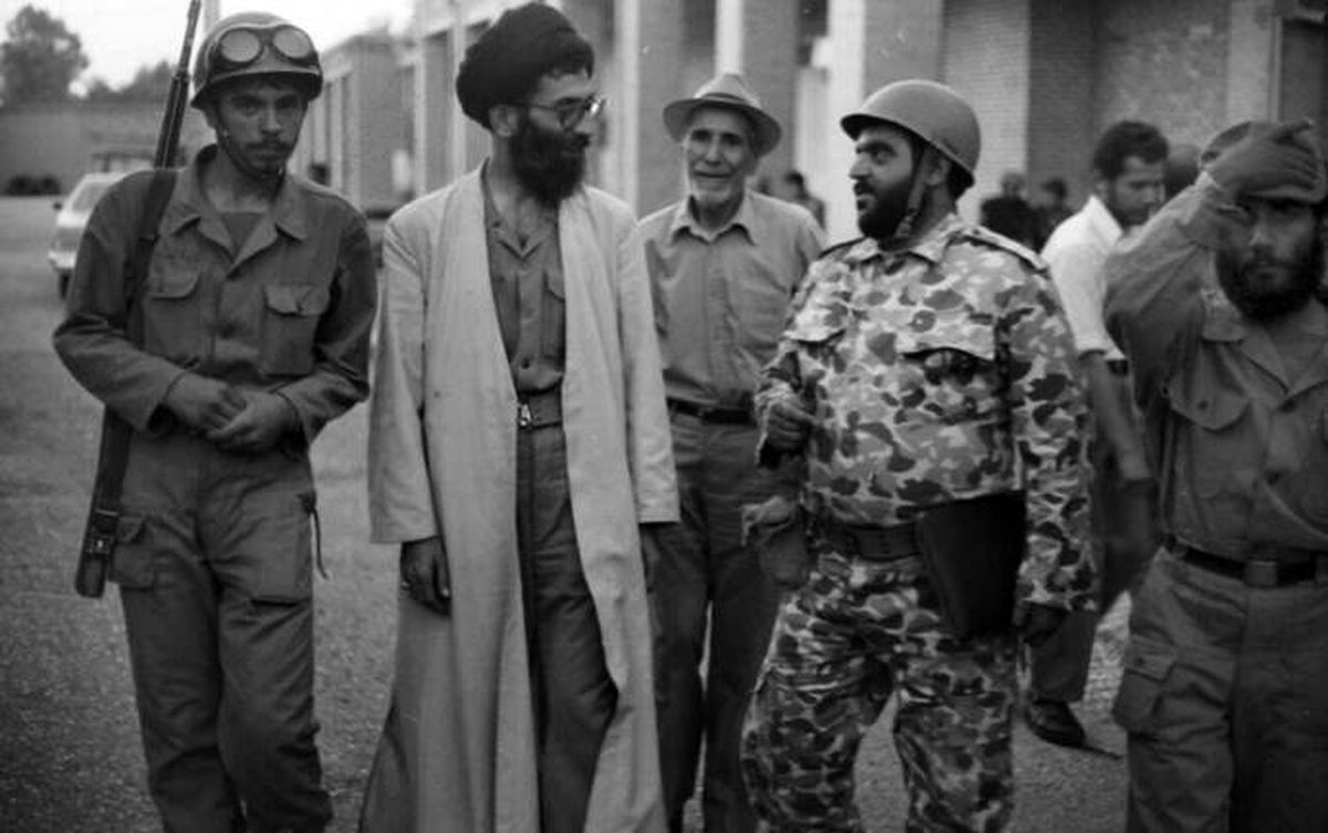 حضور رهبر انقلاب میان سیلزدگان در تابستان ۵۷