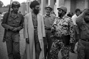 حضور رهبر انقلاب میان سیل‌زدگان در تابستان ۵۷