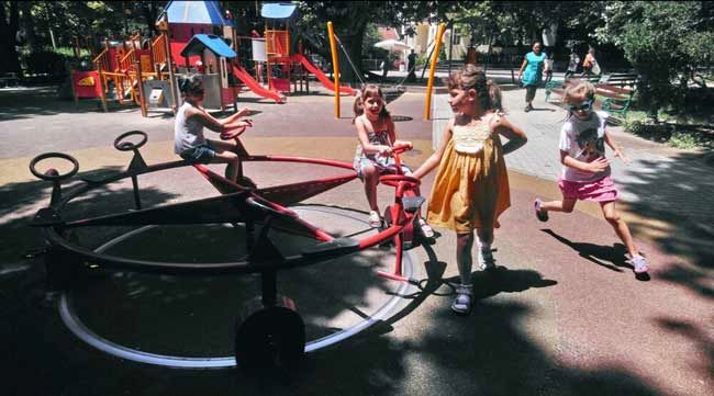 بازی کودکان در عکس روز نشنال جئوگرافیک