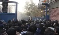 دانشجویان در سفارت و باغ قلهک / عکس